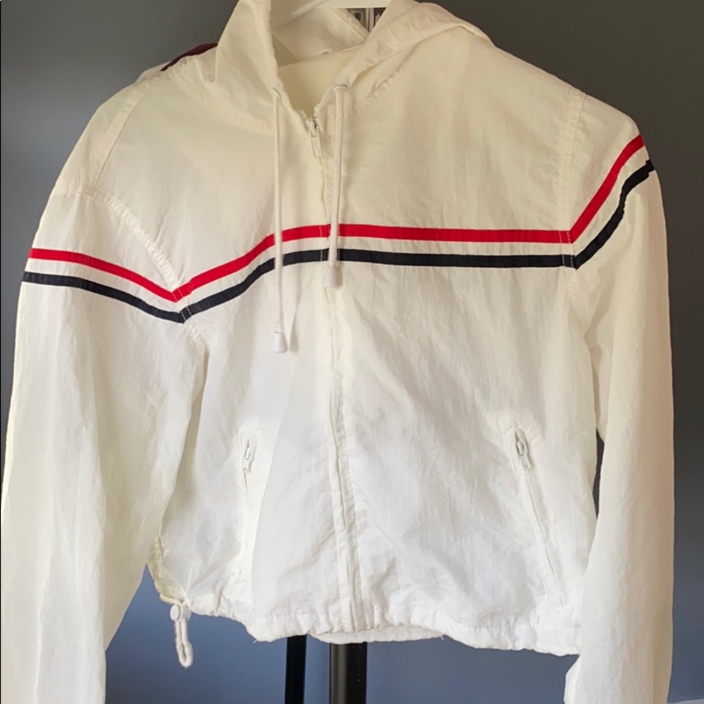 Cropped wind breaker